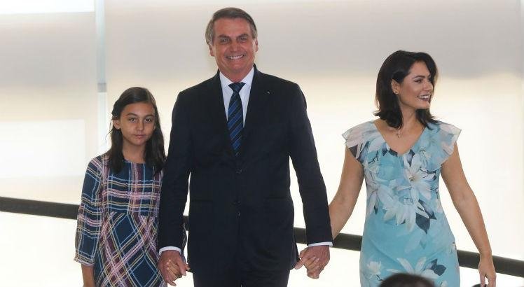 Bolsonaro à filha Laura: Quem pilota melhor, ele ou ela?, em voo de volta  da Índia 