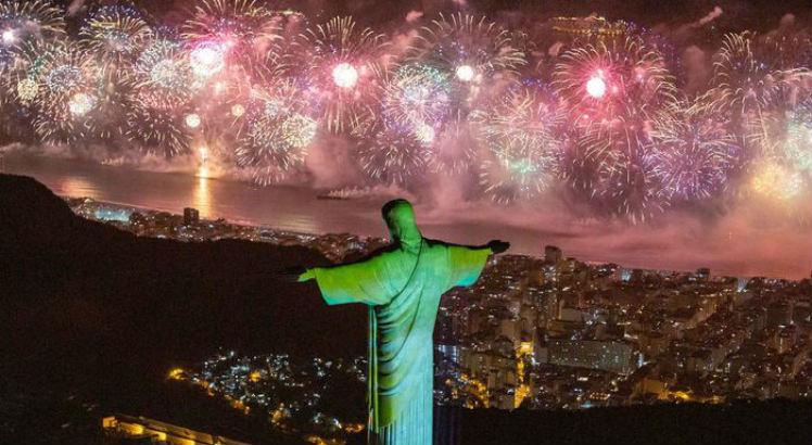 A ideia levada por Paes ao governador &eacute; de manter a queima de fogos na orla de Copacabana e em outros pontos do Rio