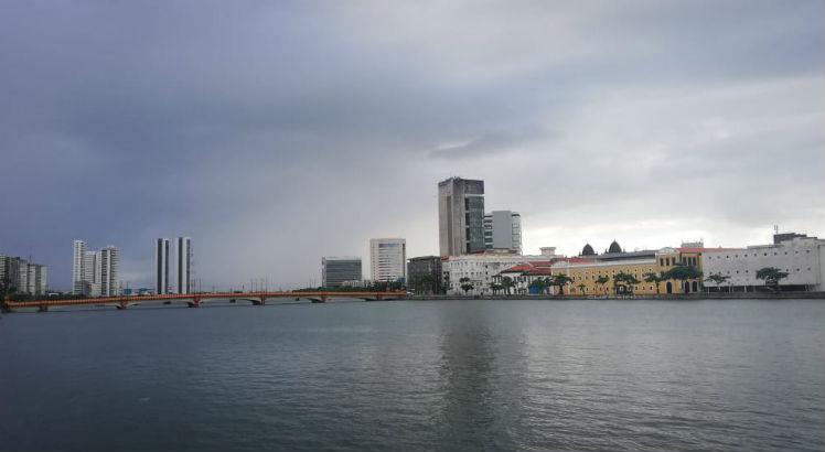 No Grande Recife o c&eacute;u fica nublado a parcialmente nublado e com pancadas de chuva de forma isolada 