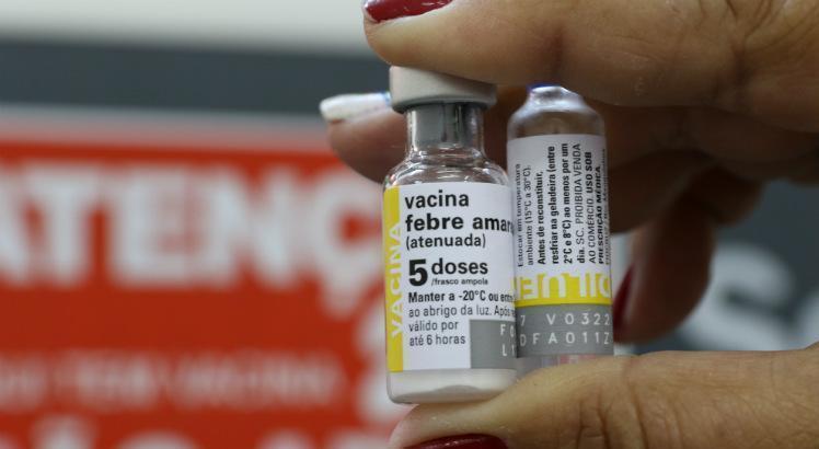 Desde abril de 2017, o Brasil adota o esquema vacinal contra a febre amarela de uma dose durante toda a vida