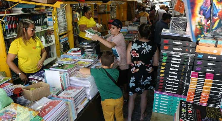 Do sebo ao parcelamento: veja como economizar no material escolar