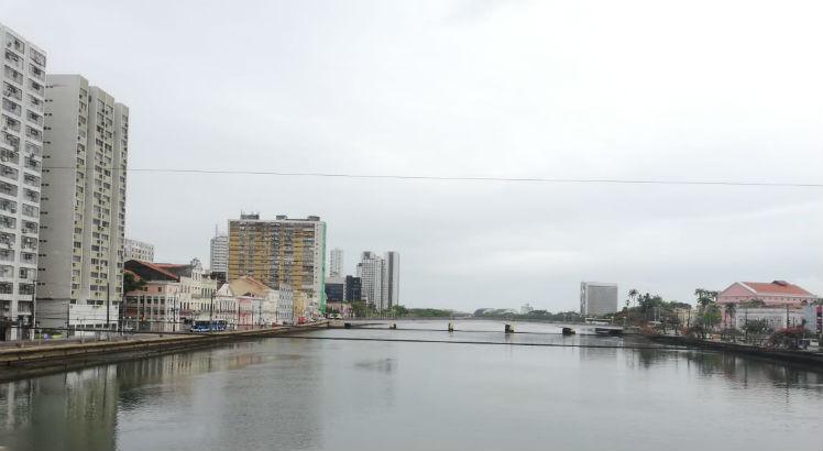 No Recife o c&eacute;u deve ser nublado a parcialmente nublado e com chuva r&aacute;pida
