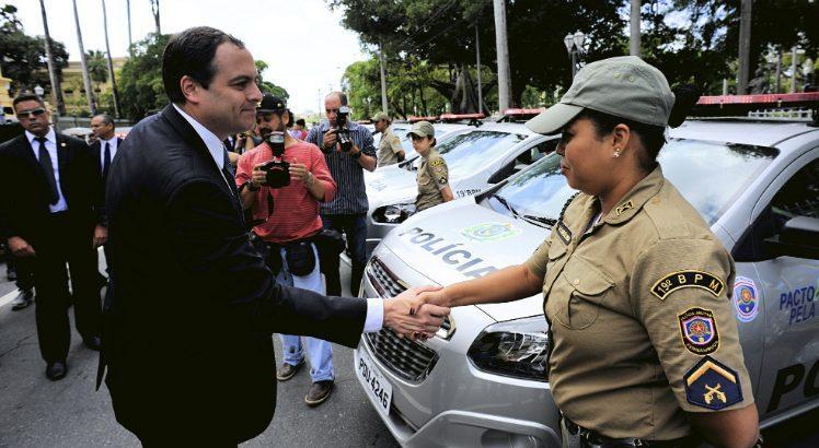 Governador Paulo C&acirc;mara e uma policial