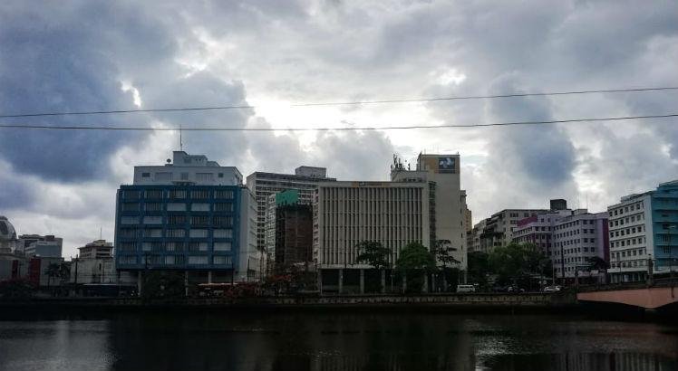 A previsão do tempo para o Grande Recife é de céu nublado a parcialmente nublado com possibilidade de chuva