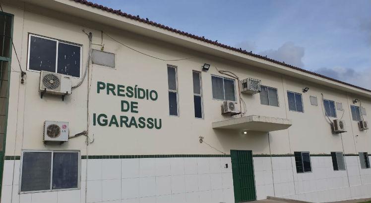 Troca de tiros entre policiais e suspeitos ocorreu em frente ao Presídio de Igarassu