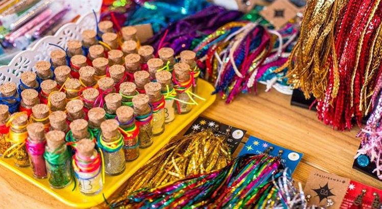 O uso do glitter se popularizou na produ&ccedil;&atilde;o carnavalesca nos &uacute;ltimos anos