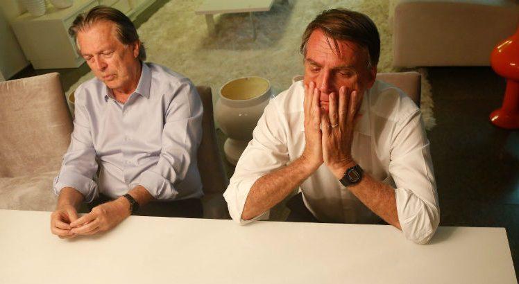 Bolsonaro (dir) rompeu com o partido pelo qual ele se elegeu, o PSL de Luciano Bivar (esq) em 2019