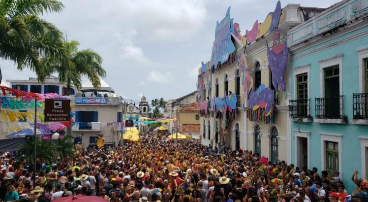 Carnaval nas cidades costuma atrair milhares de visitantes 