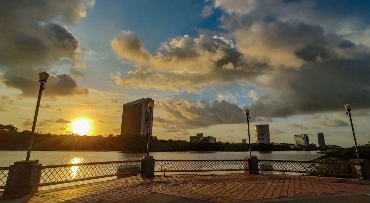 Apac prev&ecirc;, para esta ter&ccedil;a-feira (1&ordm;), c&eacute;u parcialmente nublado com chuva r&aacute;pida de forma isolada no per&iacute;odo da noite com intensidade fraca a moderada na Regi&atilde;o Metropolitana do Recife