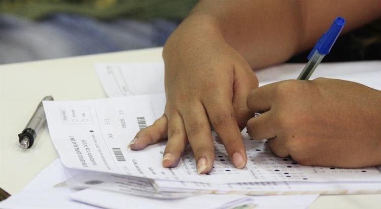 Imagem: estudante preenchendo gabarito.