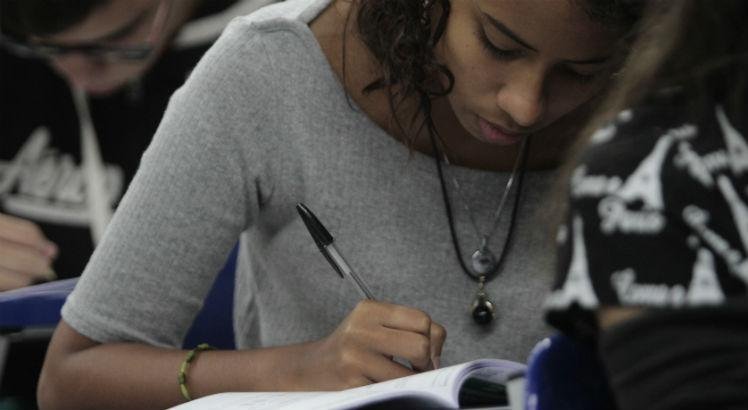 Neste domingo, candidatos do Enem ter&atilde;o que escrever uma reda&ccedil;&atilde;o com no m&iacute;nimo 8 linhas. Haver&aacute; provas tamb&eacute;m de ci&ecirc;ncias humanas e de linguagens