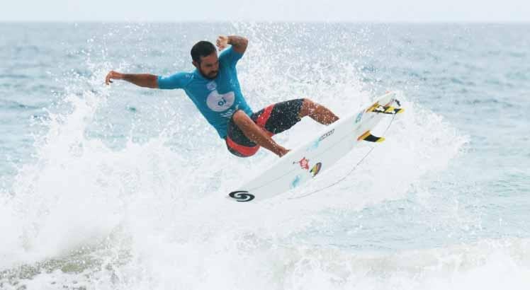 Surfistas de Fernando de Noronha disputam mundial