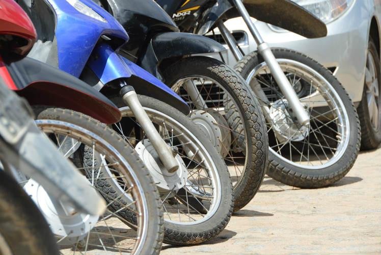 Habilitação de moto para mulheres cresce quase 80% em dez anos no Paraná,  aponta levantamento, Paraná