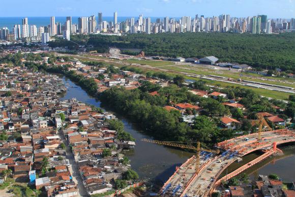 Vista aérea do Recife no trecho onde passa a Via Mangue, próximo à Lagoa Encanta Moça. Foto: Diego Nigro/JC Imagem