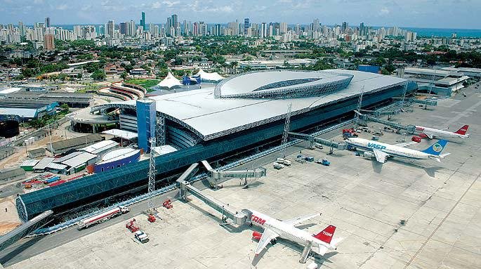 Voo da Azul faz pouso de emergência no Recife após piloto passar mal