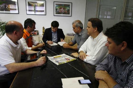 Paulo Câmara cria gabinete para eventuais problemas com as chuvas. Geraldo Julio decreta alerta