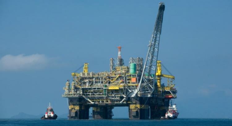 Congresso aprova crédito para Petrobras e viabiliza leilão do pré-sal