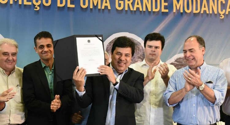 Ao lado dos Coelho, Mendonça Filho autoriza instalação do primeiro campus da Univasf no Sertão Central de Pernambuco