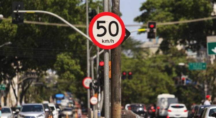 A Organiza&ccedil;&atilde;o Mundial de Sa&uacute;de (OMS) recomenda a velocidade m&aacute;xima de 50 km/h nas &aacute;reas urbanas. No Brasil, &eacute; de 60 km/h
