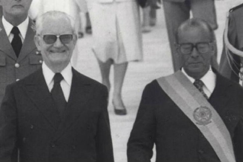 Ex-presidente Ernesto Geisel (1974-1979) ao lado do então presidente  João Baptista Figueiredo (Foto: Arquivo/Estadão)