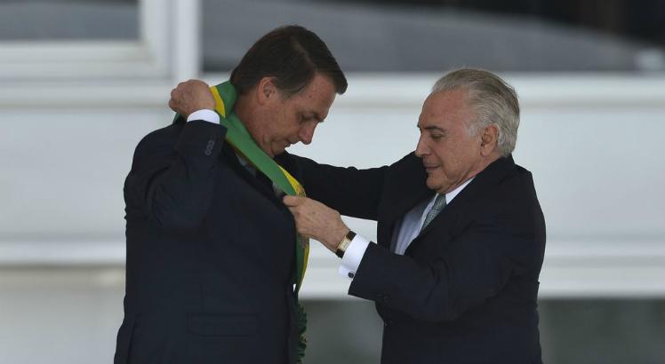 Bolsonaro recebendo a faixa presidencial de Temer