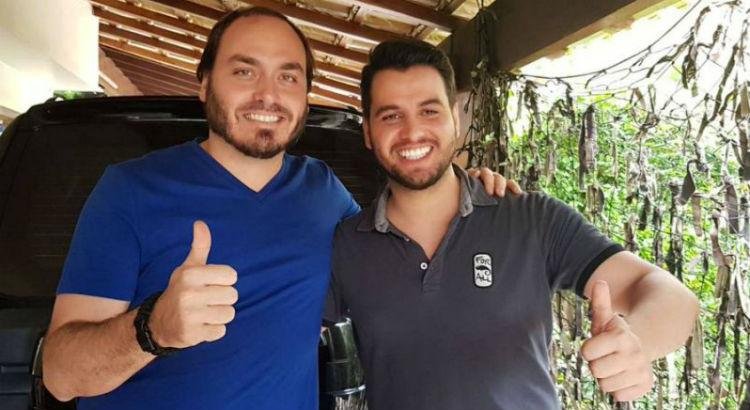 O assessor especial do presidente para assuntos internacionais, Filipe Martins, ao lado de Carlos Bolsonaro  (Foto: Reprodução/Twitter)