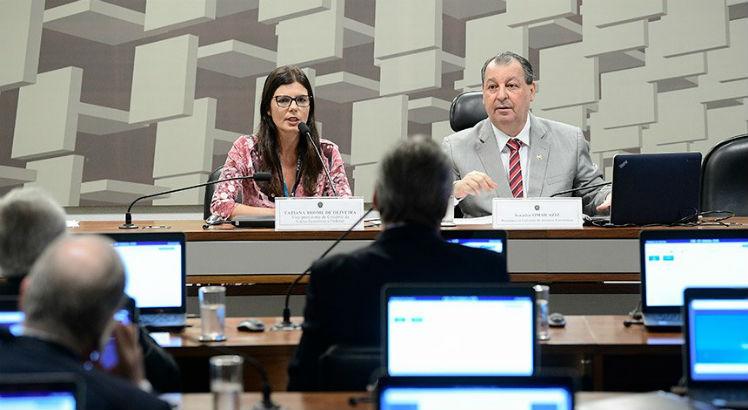 Tatiana Oliveira e o senador Omar Aziz (Foto: Pedro França/Agência Senado)