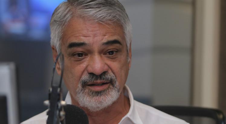 Humberto Costa na Rádio Jornal (Foto: Filipe Jordão/JC Imagem)