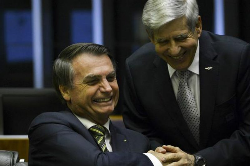 Houve afastamento entre Bolsonaro e Heleno no final do governo, diz defesa do ex-GSI