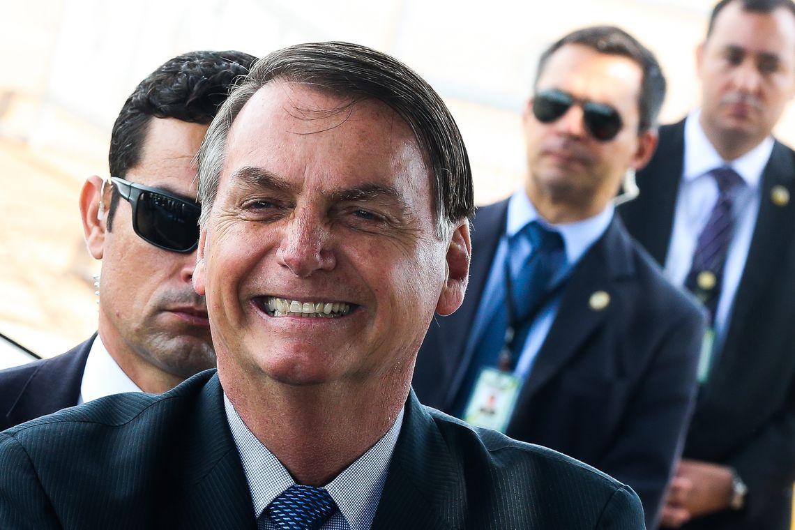 O Presidente Jair Bolsonaro fala com Populares e com a Imprensa ao sair do Palácio da Alvorada.