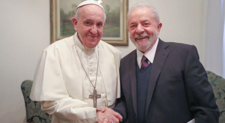 Lula e o Papa Francisco. Papa Francisco fala sobre Lula e Dilma e opina que pris&atilde;o de Lula e impeachment de Dilma foram persegui&ccedil;&atilde;o pol&iacute;tica da Justi&ccedil;a. Veja declara&ccedil;&atilde;o do Papa sobre Lula e Dilma