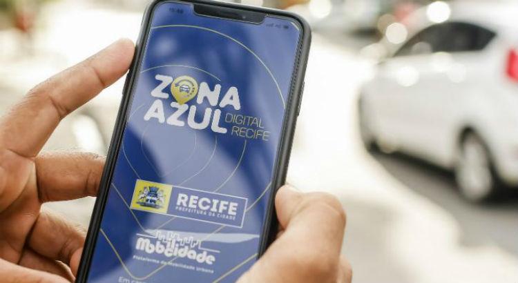 Desde julho de 2019, o cart&atilde;o de Zona Azul &eacute; adquirido no formato digital, por meio do aplicativo &quot;Zona Azul Recife&quot;, dispon&iacute;vel nas plataformas Android e IOS