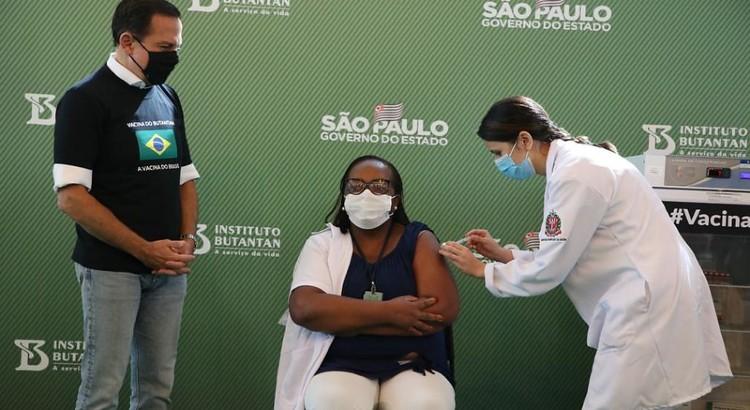Primeira pessoa vacinada contra a covid-19 no Brasil foi a enfermeira Mônica Calazans, em São Paulo, no dia 17 de janeiro. Foto: Divulgação/Governo de São Paulo