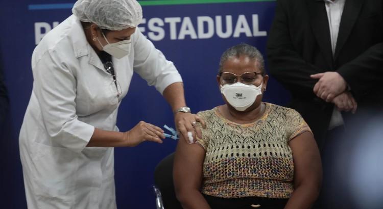 Técnica de enfermagem Perpétua do Socorro Barbosa dos Santos foi a primeira a receber a vacina em Pernambuco no dia 18 de janeiro de 2021. Foto: Felipe Ribeiro/JC IMAGEM