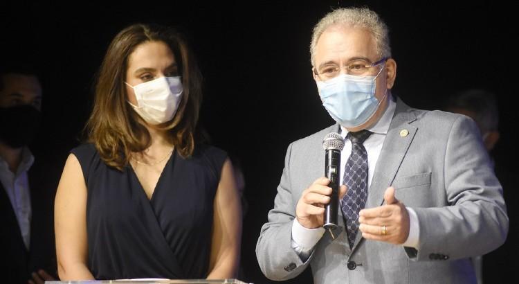 A infectologista Luana Araújo ao lado do ministro da Saúde, Marcelo Queiroga. Foto: Tony Winston/Ministério da Saúde