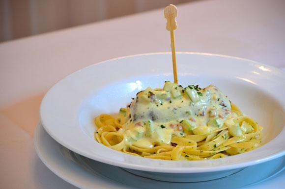 BRACCIOLA ZUCCHINE| Mignom enrolado com bacon e abobrinha com molho carbonara em berço de tagliatelle