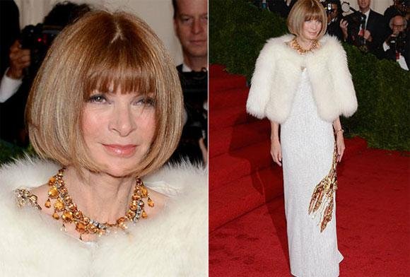 TOTAL WHITE| Anna Wintour usou um vestido branco Prada