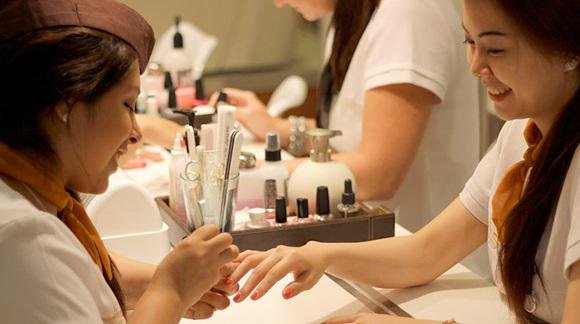 NO CLIMA| Manicures se vestem como aeromoças