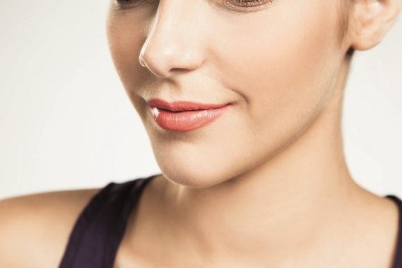 8. Para finalizar o look do dia a dia, aplique nos lábios o Intense Batom Cor Intensa cor 343 (laranja). Com Intense, você vai ficar linda e irreverente o dia inteiro!