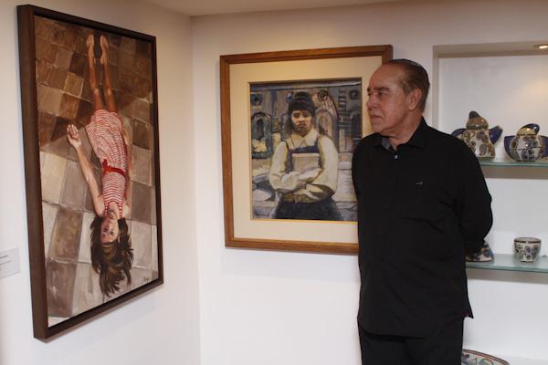 O curador da mostra, Pedro Frederico, apreciando. Fotos: Dayvison Nunes/JC Imagem