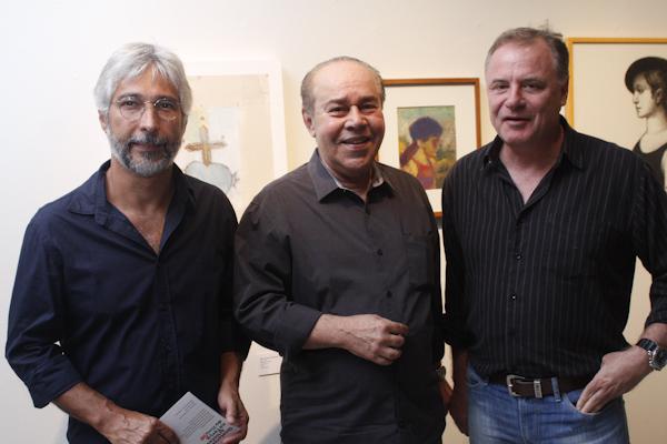 Pedro Frederico, ao centro, recebeu o artista plástico Antônio Mendes e
