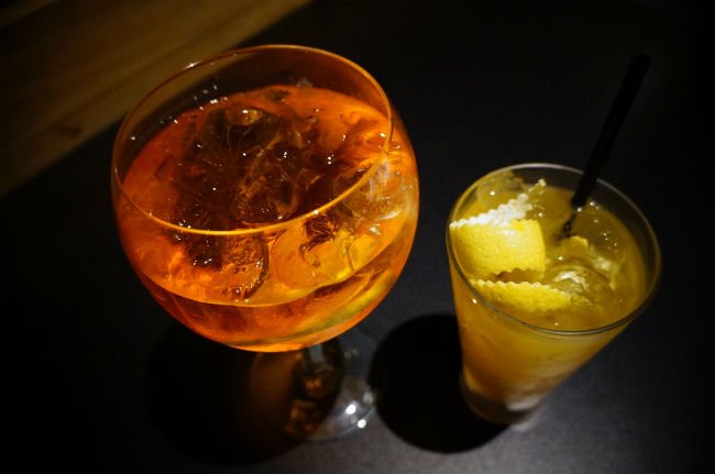 APEROL SPRITZ (R$ 18) e YELLOW FEVER (R$ 18)
Vodka, maracujá, xarope de gengibre
e suco de tangerina