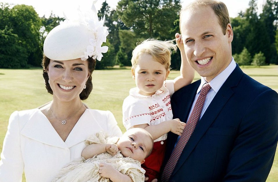 Fam&iacute;lia real divulga fotos oficiais ap&oacute;s batizado da princesa Charlotte