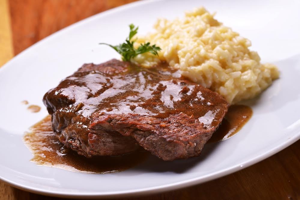 Fil&eacute; mignon com risoto de parmes&atilde;o