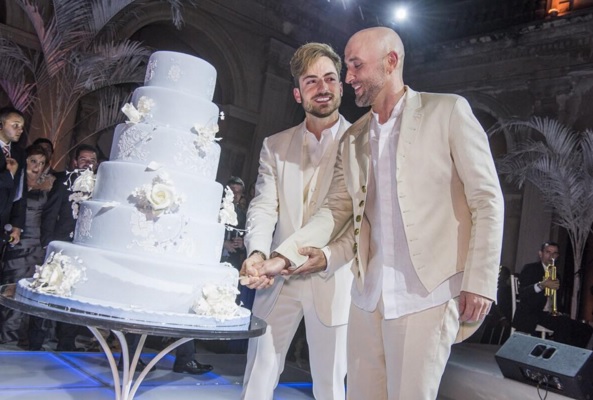 Thales Bretas e Paulo Gustavo cortando o bolo juntos/Foto: reprodução do Instagram