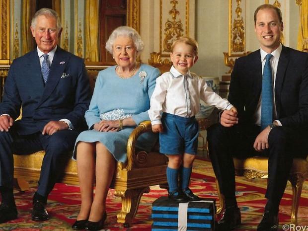 Rainha Elizabeth II ao lado do filho Charles, do neto William e do bisneto George. Foto: Reprodução 
