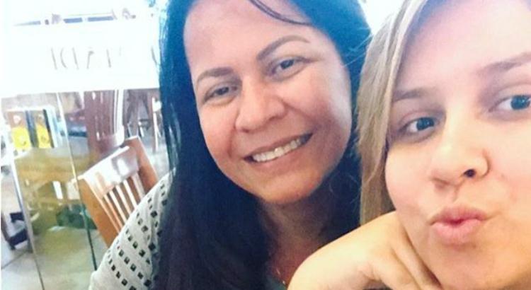 Marília Mendonça em selfie ao lado da mãe, Ruth Moreira, postada no Instagram com a legenda "Rainha da minha vida! Só queria estar com você e mais nada... ??@ruthmoreira67"