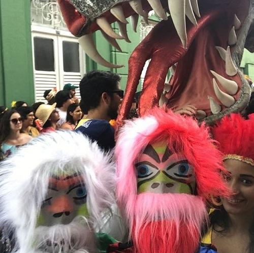 Fátima e Túlio vestidos de Papangu participam do "Eu acho é pouco" em Olinda (Imagem: Reprodução)