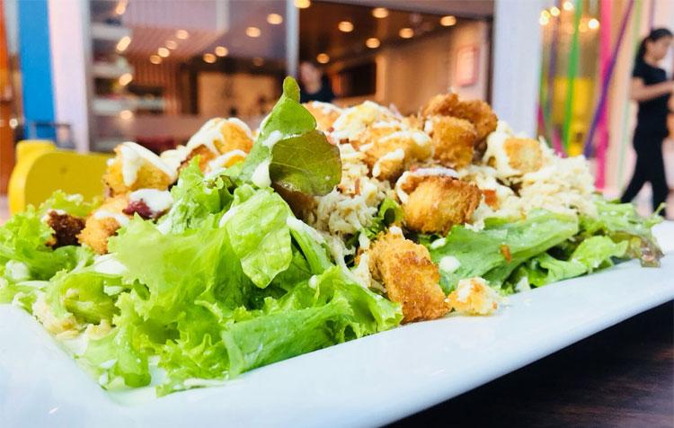 Para quem procura opções mais leves, a saladinha a salada Caesar é uma das mais pedidas. Mix de folhas, frango desfiado, croutons, crisps de bacon e parmesão, acompanhada de molho Caesar.