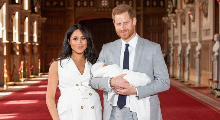 Meghan Markle e o príncipe Harry posam com seu primeiro filho, Archie